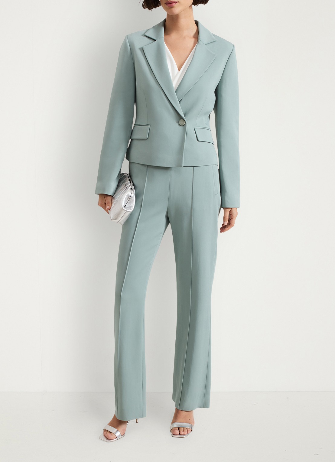 Phase Eight Bowen cropped blazer met klepzakken - voorkant 8 lichtblauw
