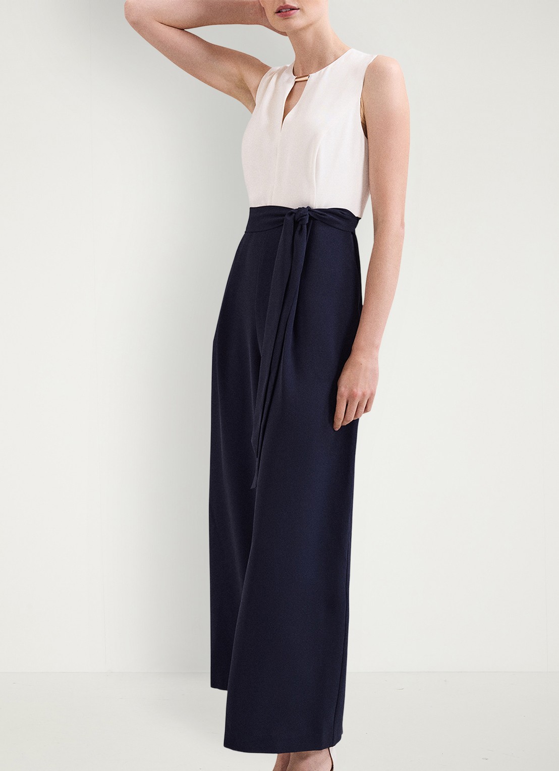 Phase Eight Brylee jumpsuit met strikceintuur - voorkant 3 donkerblauw
