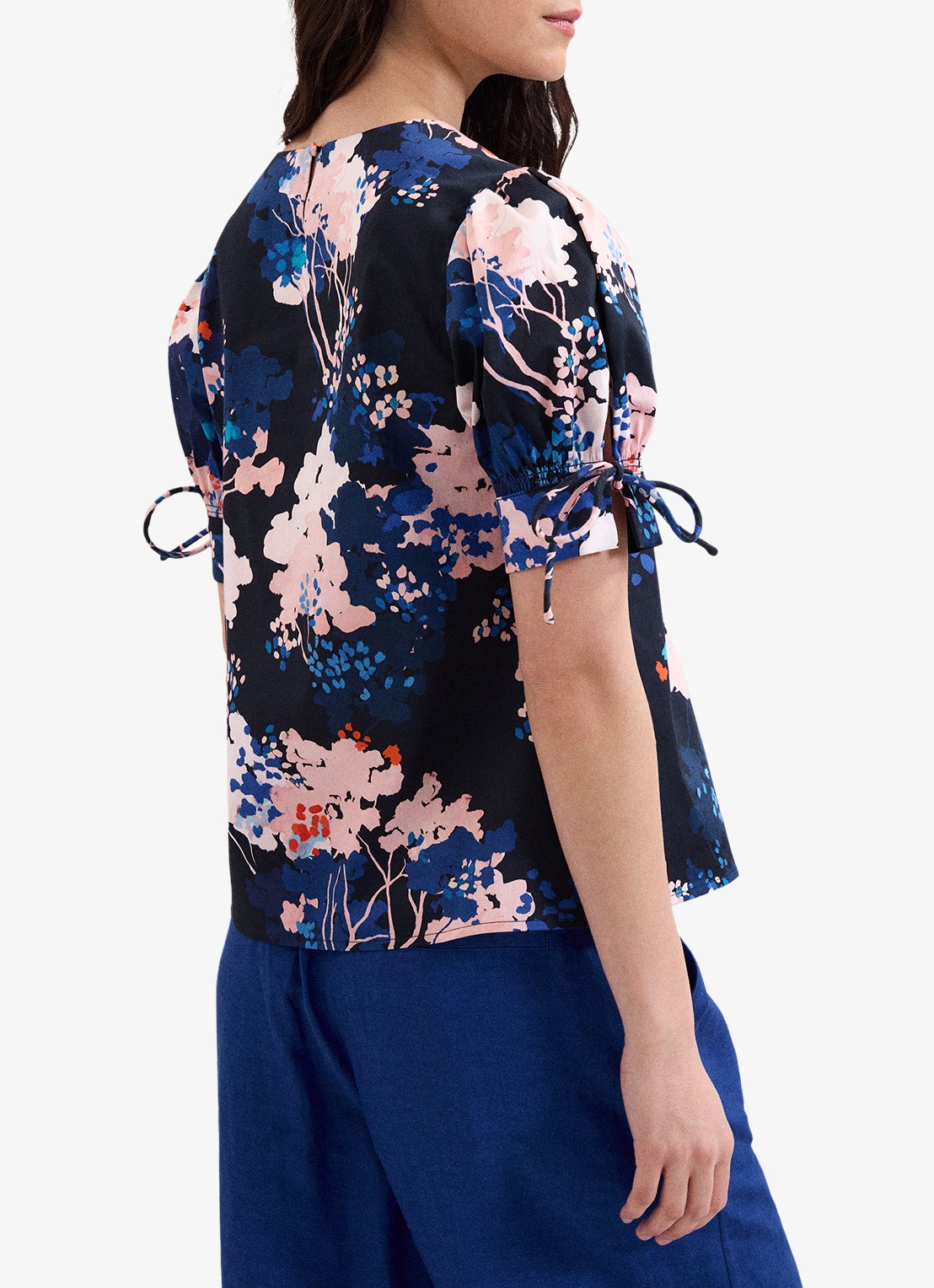 Phase Eight Caris blouse met bloemenprint - achterkant 7 donkerblauw