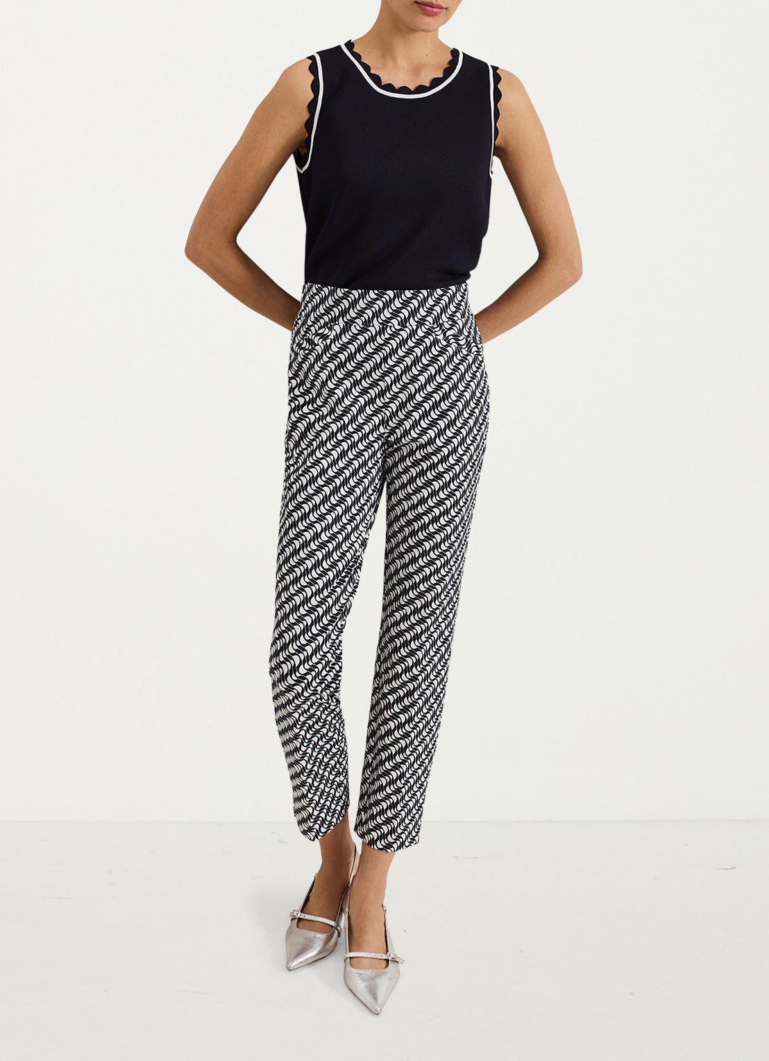 Phase Eight Carmella high waist slim fit cropped pantalon met grafische print - voorkant 8 donkerblauw