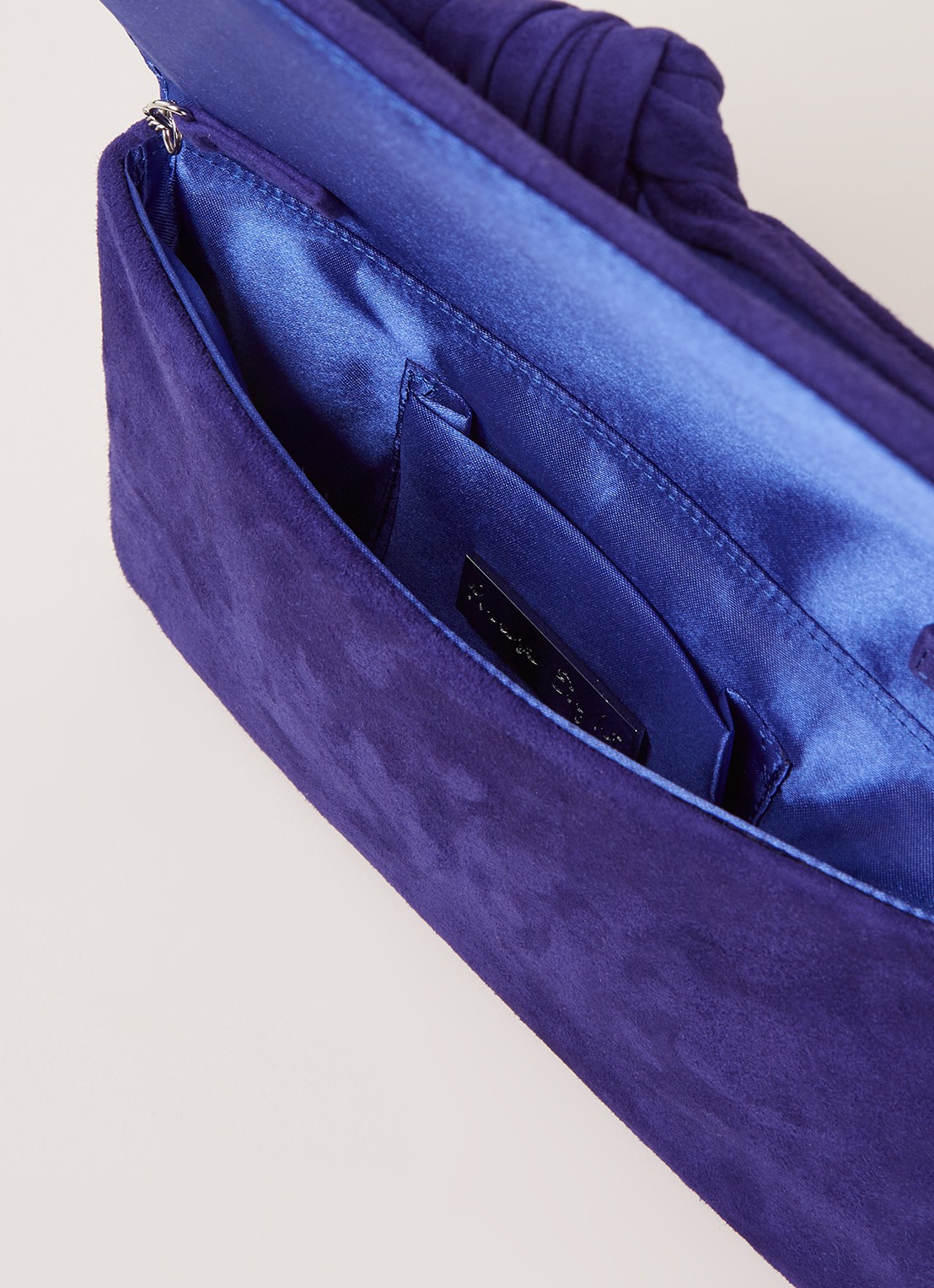 Phase Eight Carrie Knot clutch van suède - detail 3 kobaltblauw
