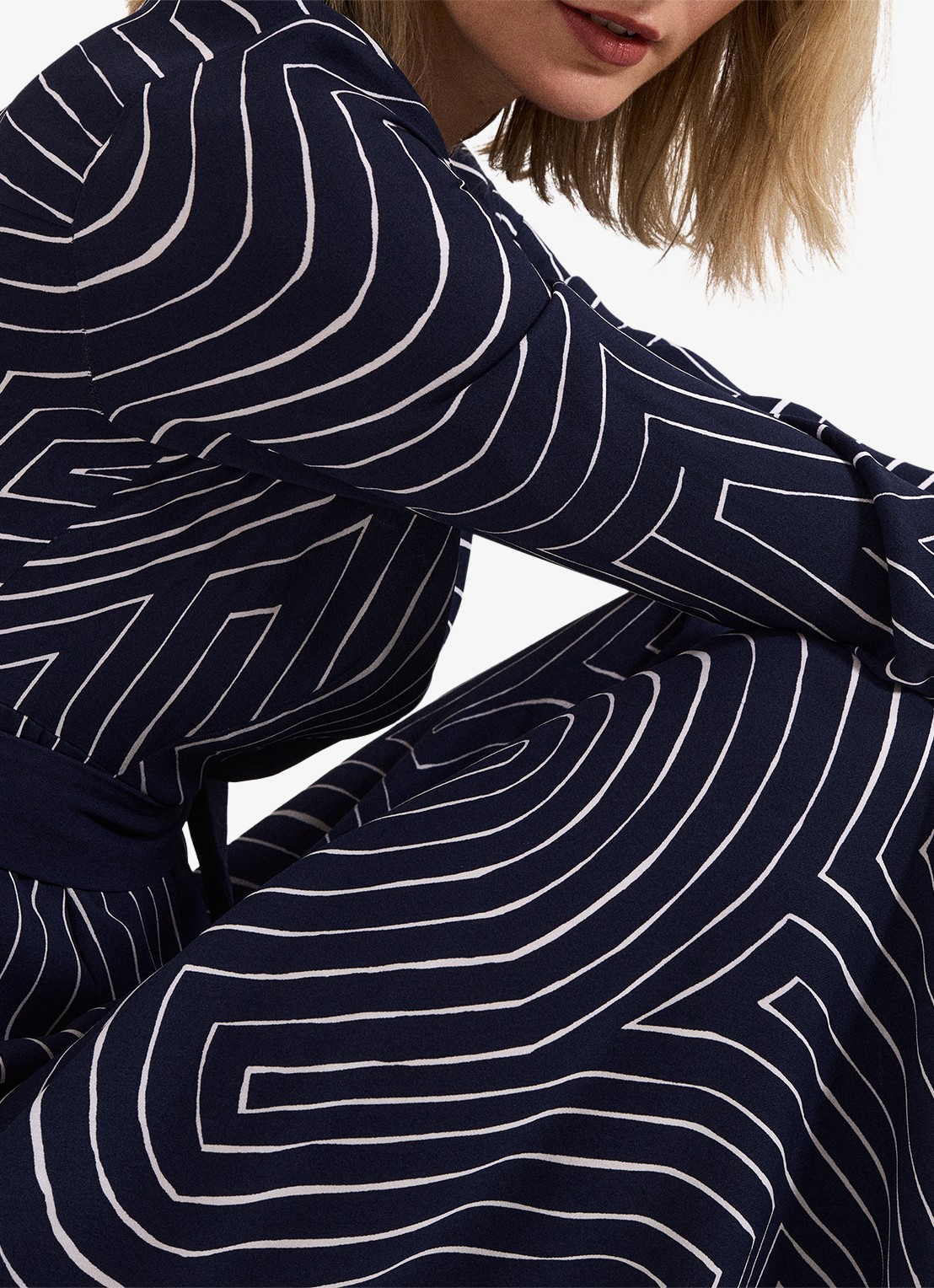 Phase Eight Charlotte midi jurk met grafische print - detail 4 donkerblauw