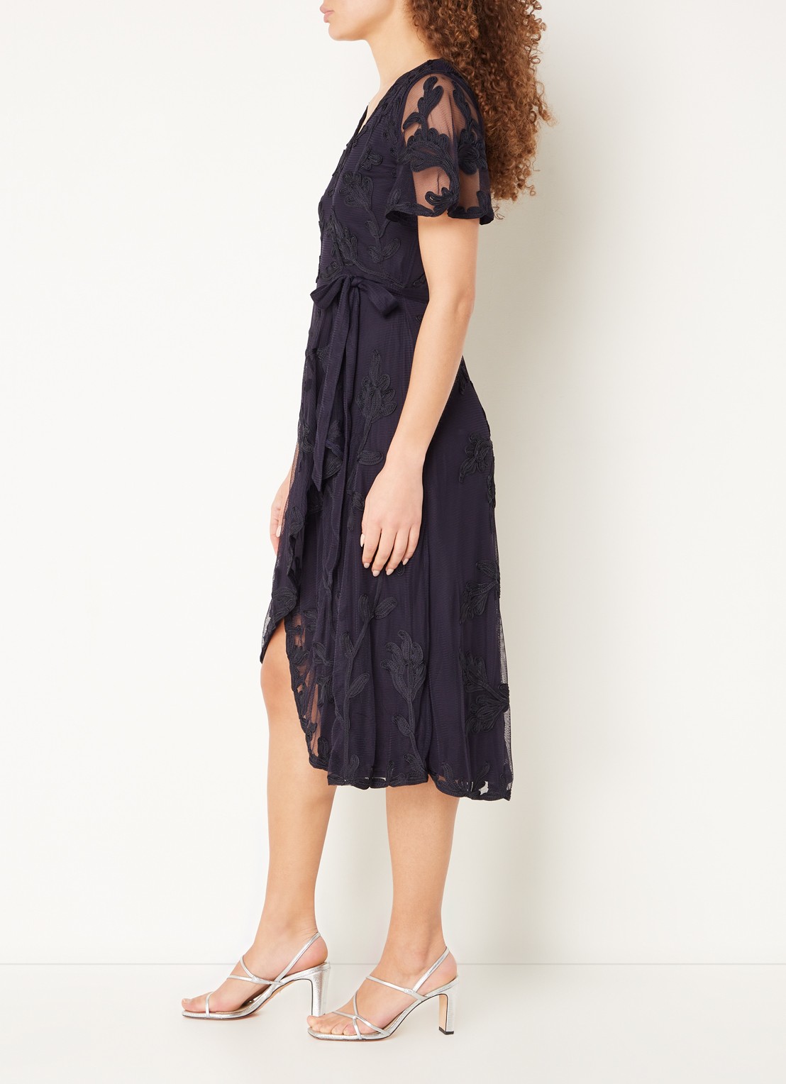 Phase Eight Clara midi wikkeljurk met bloemborduring - voorkant 3 donkerblauw