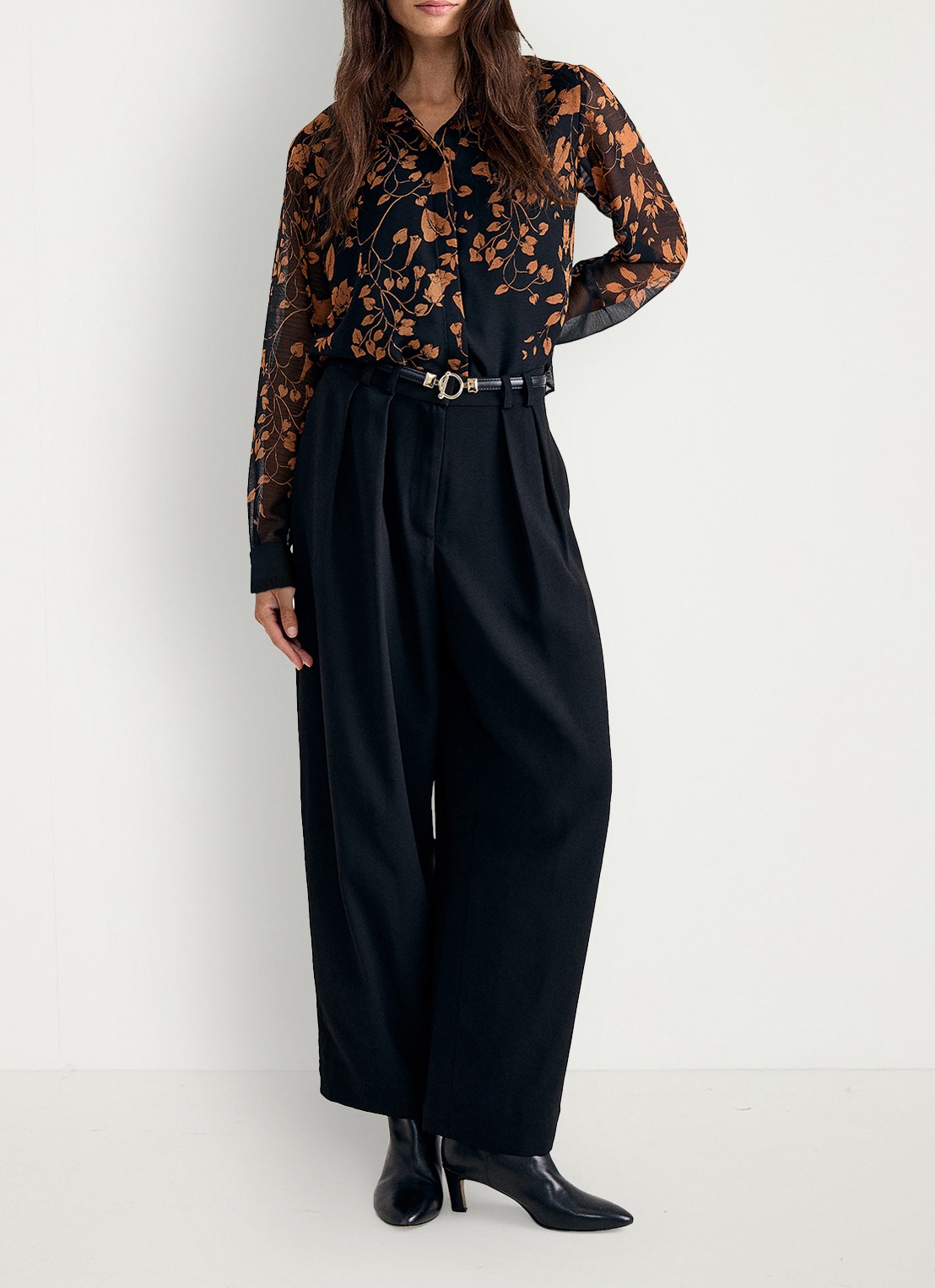 Phase Eight Clenence semi transparante blouse met bloemenprint - voorkant 2 zwart