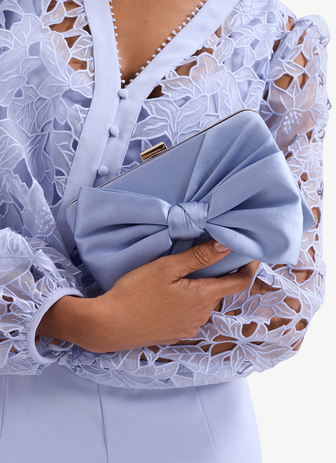 Phase Eight Clutch van satijn met strikdetail - detail 5 lichtblauw