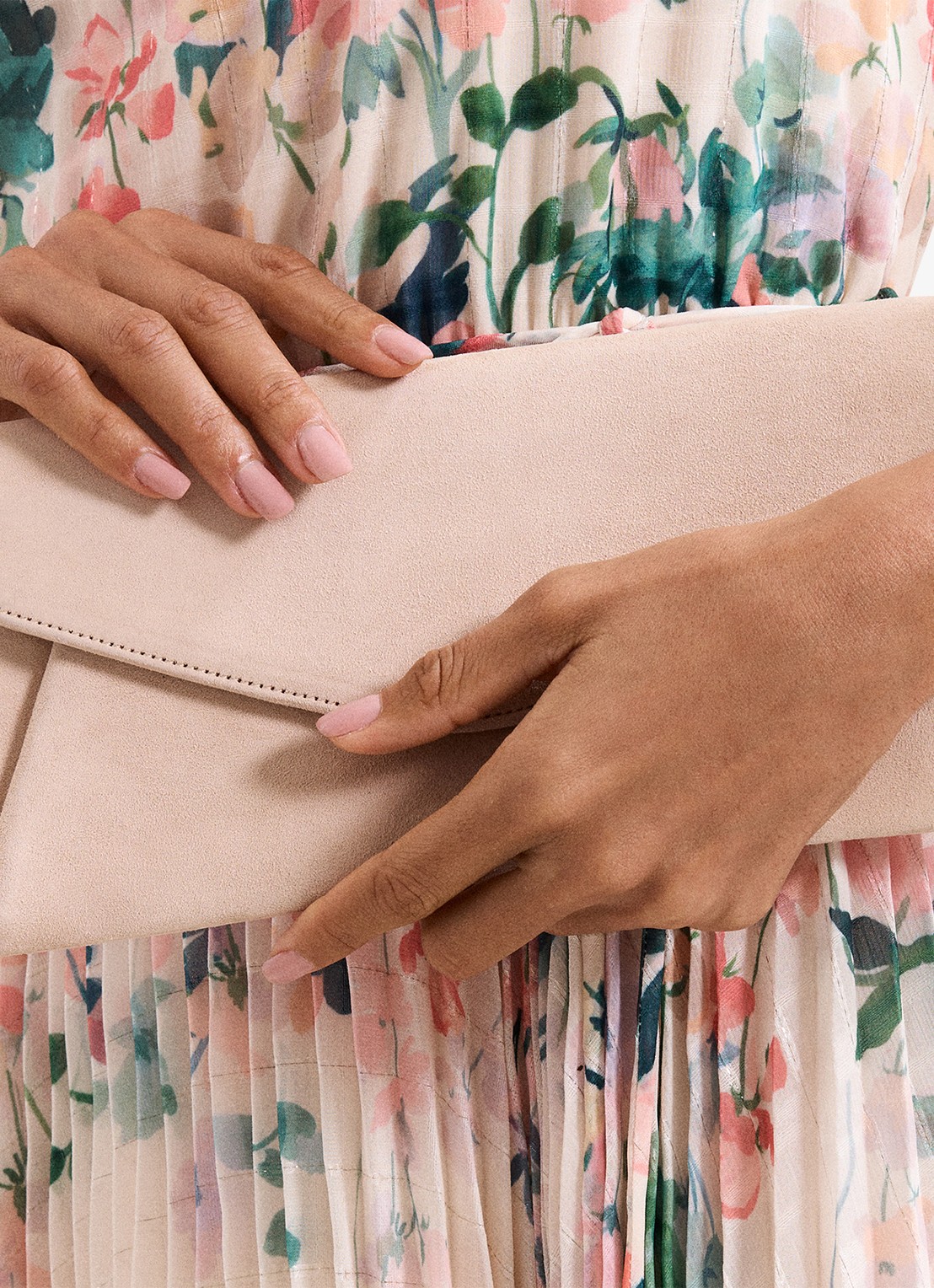 Phase Eight Clutch van suède met afneembare schouderriem - detail 4 creme