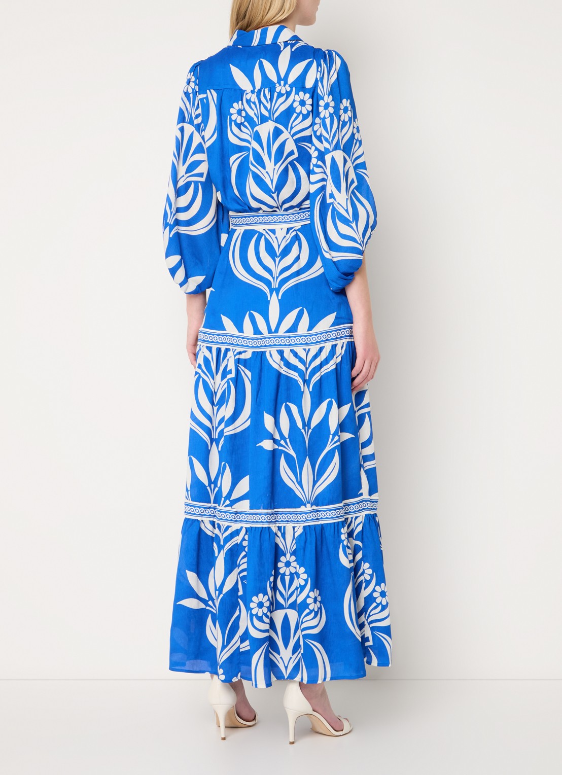 Phase Eight Coralie maxi blousejurk met print en strikceintuur - achterkant 3 kobaltblauw