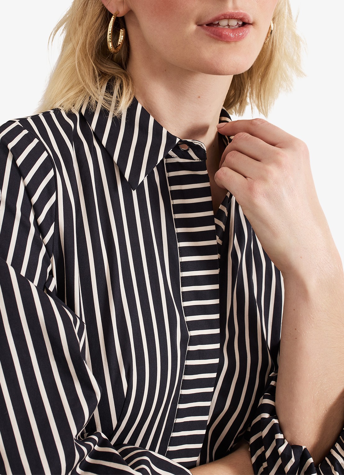 Phase Eight Corina midi blousejurk met print en strikceintuur - detail 2 zwart