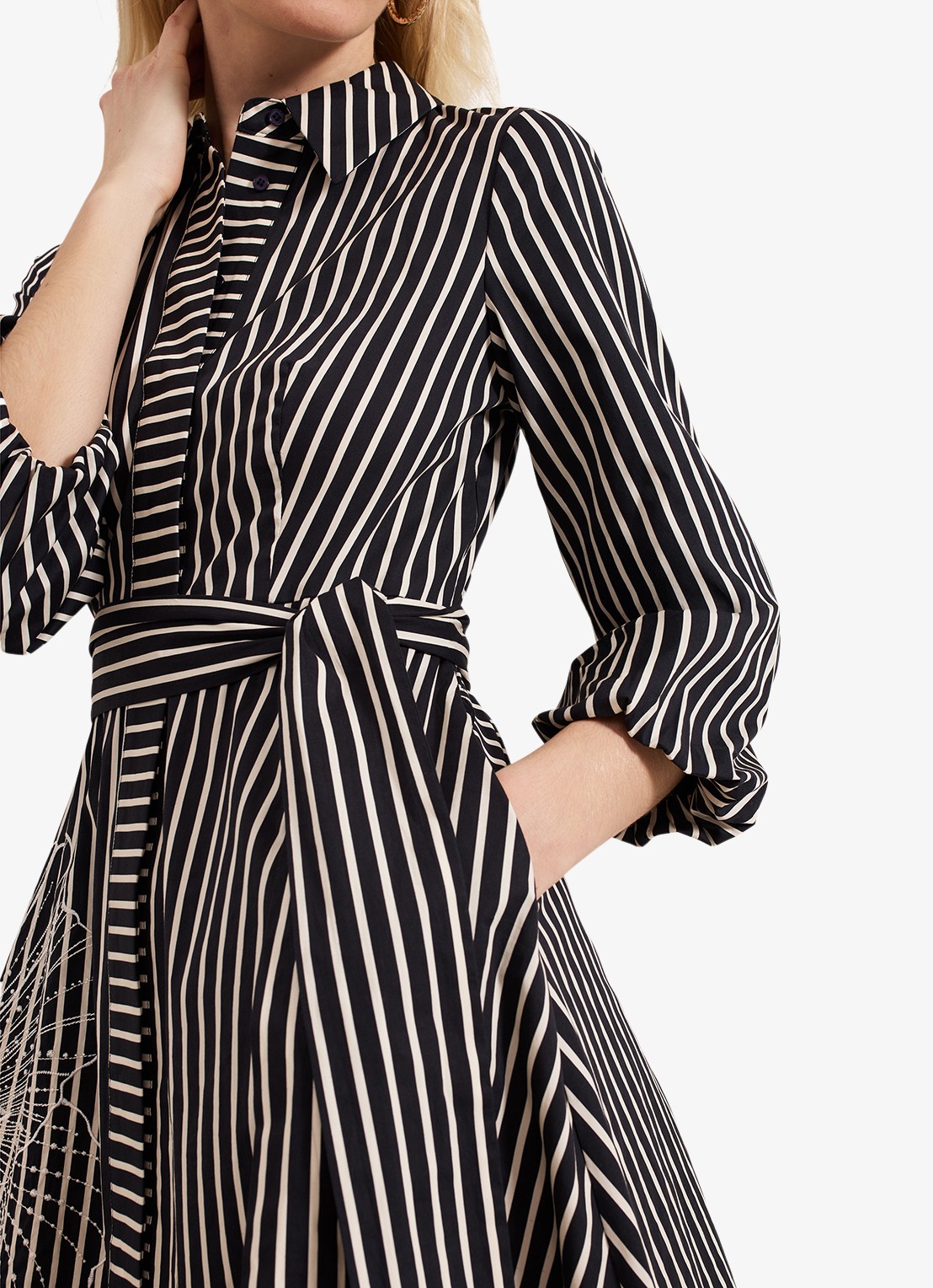 Phase Eight Corina midi blousejurk met print en strikceintuur - detail 4 zwart