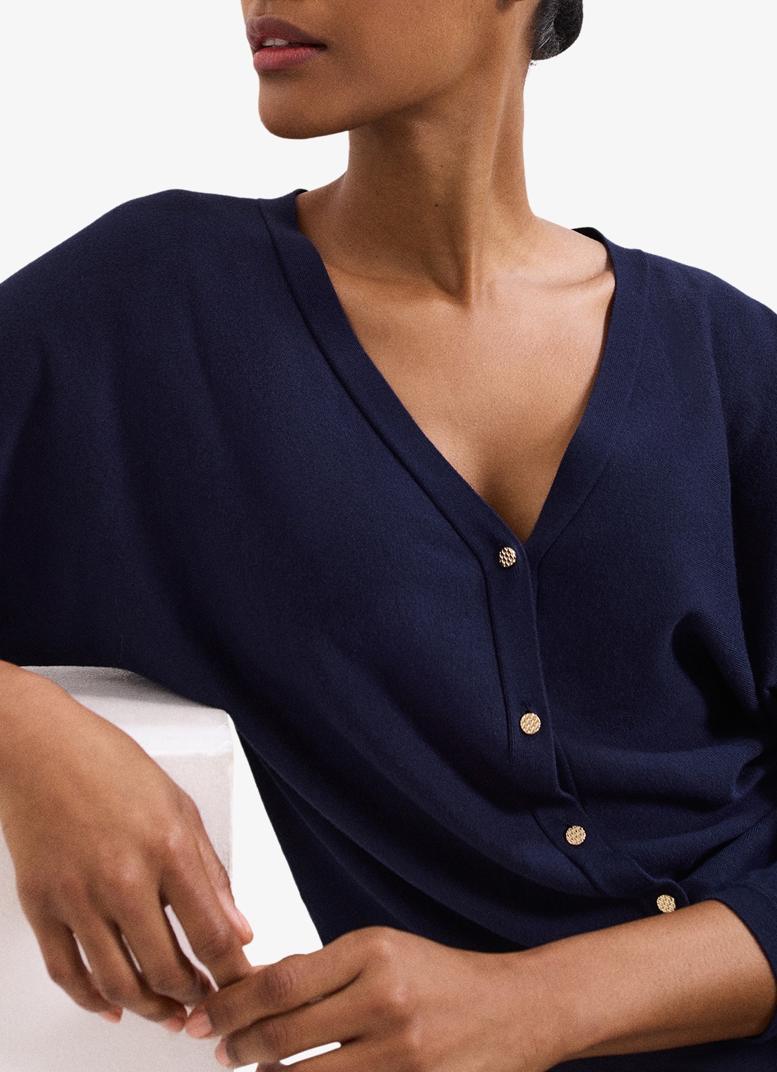 Phase Eight Cristine fijngebreid vest met vleermuismouw - detail 5 blauw