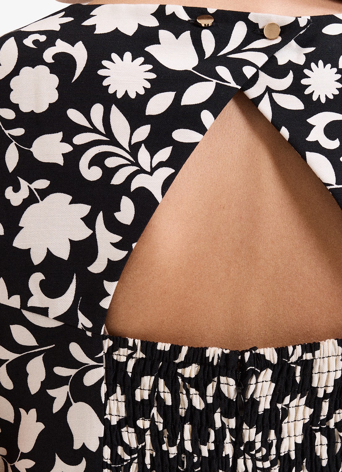 Phase Eight Cyra wide fit jumpsuit met bloemenprint en strikceintuur - detail 2 zwart
