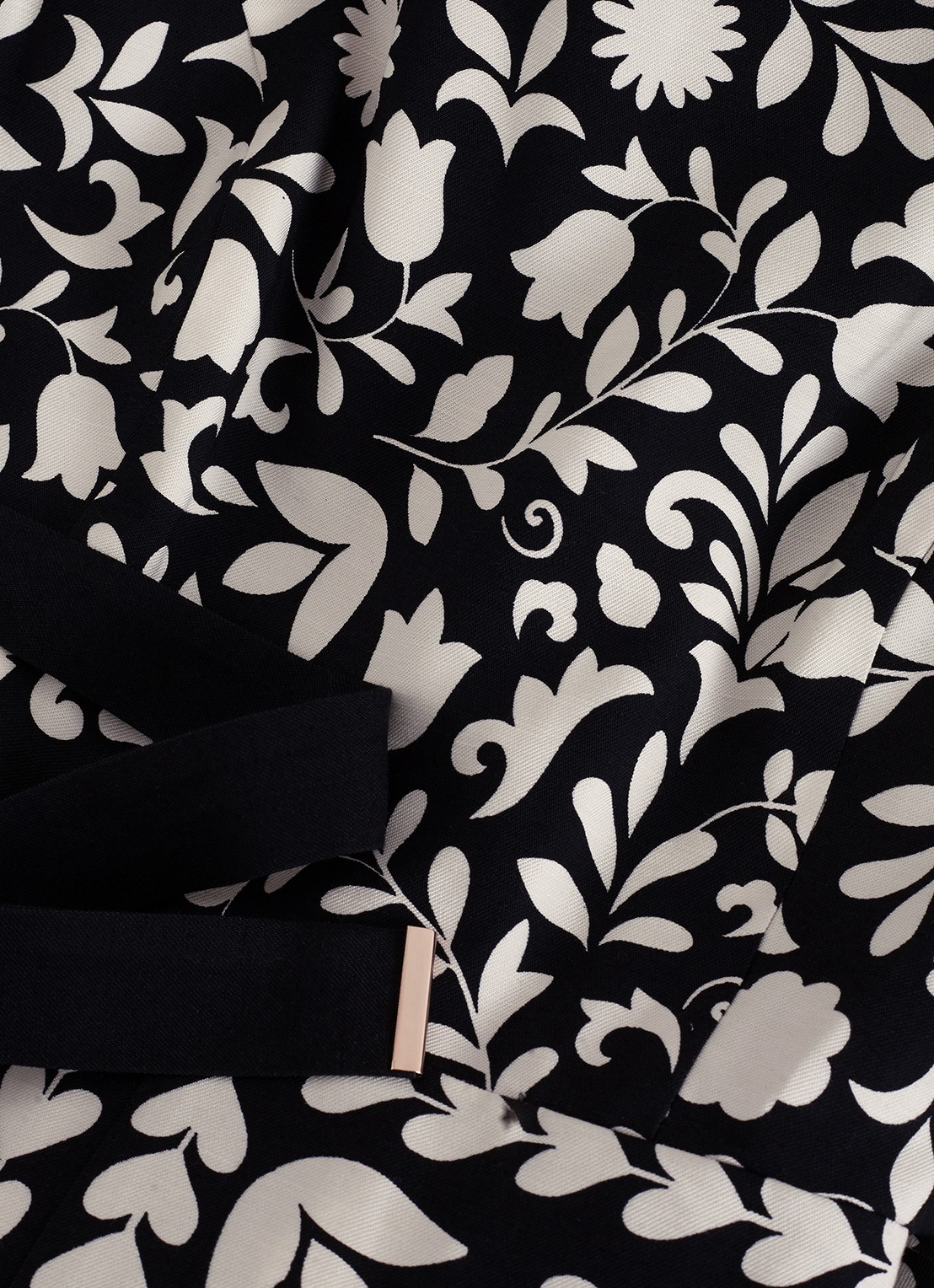 Phase Eight Cyra wide fit jumpsuit met bloemenprint en strikceintuur - detail 3 zwart