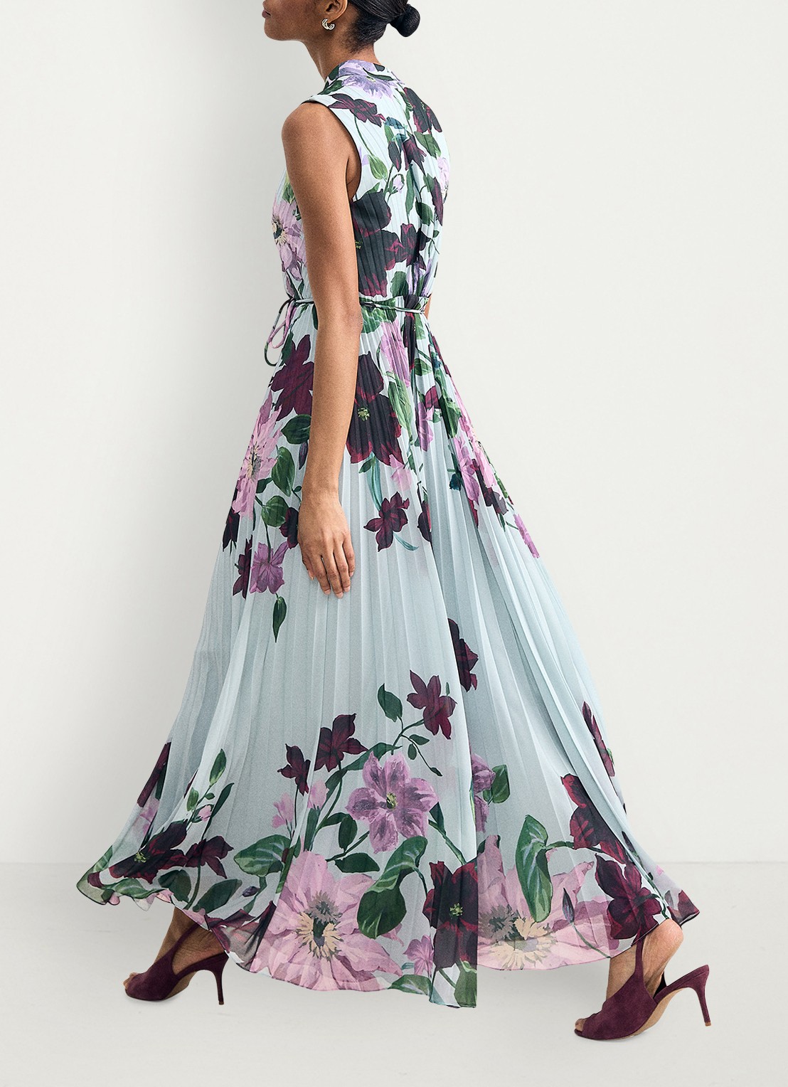 Phase Eight Dahlia maxi jurk met bloemenprint en plooien - achterkant lichtblauw