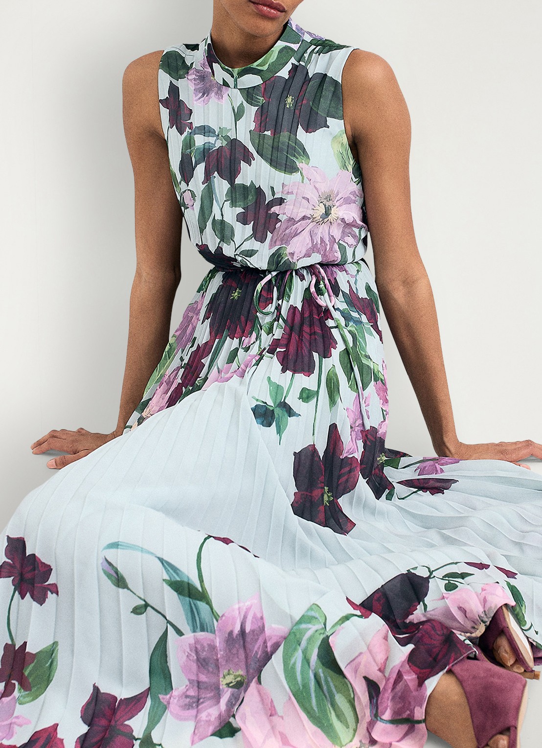 Phase Eight Dahlia maxi jurk met bloemenprint en plooien - detail 7 lichtblauw
