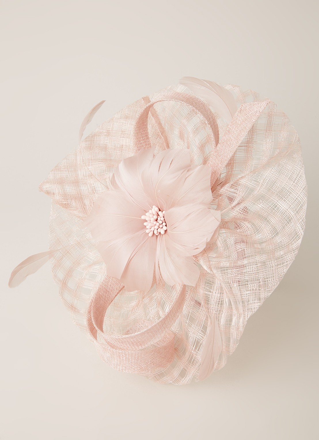 Phase Eight Danna Flower Disc Fascinator haarband met veren - detail 3 lichtroze