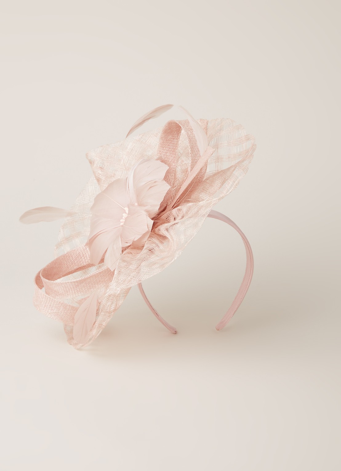 Phase Eight Danna Flower Disc Fascinator haarband met veren - voorkant 2 lichtroze