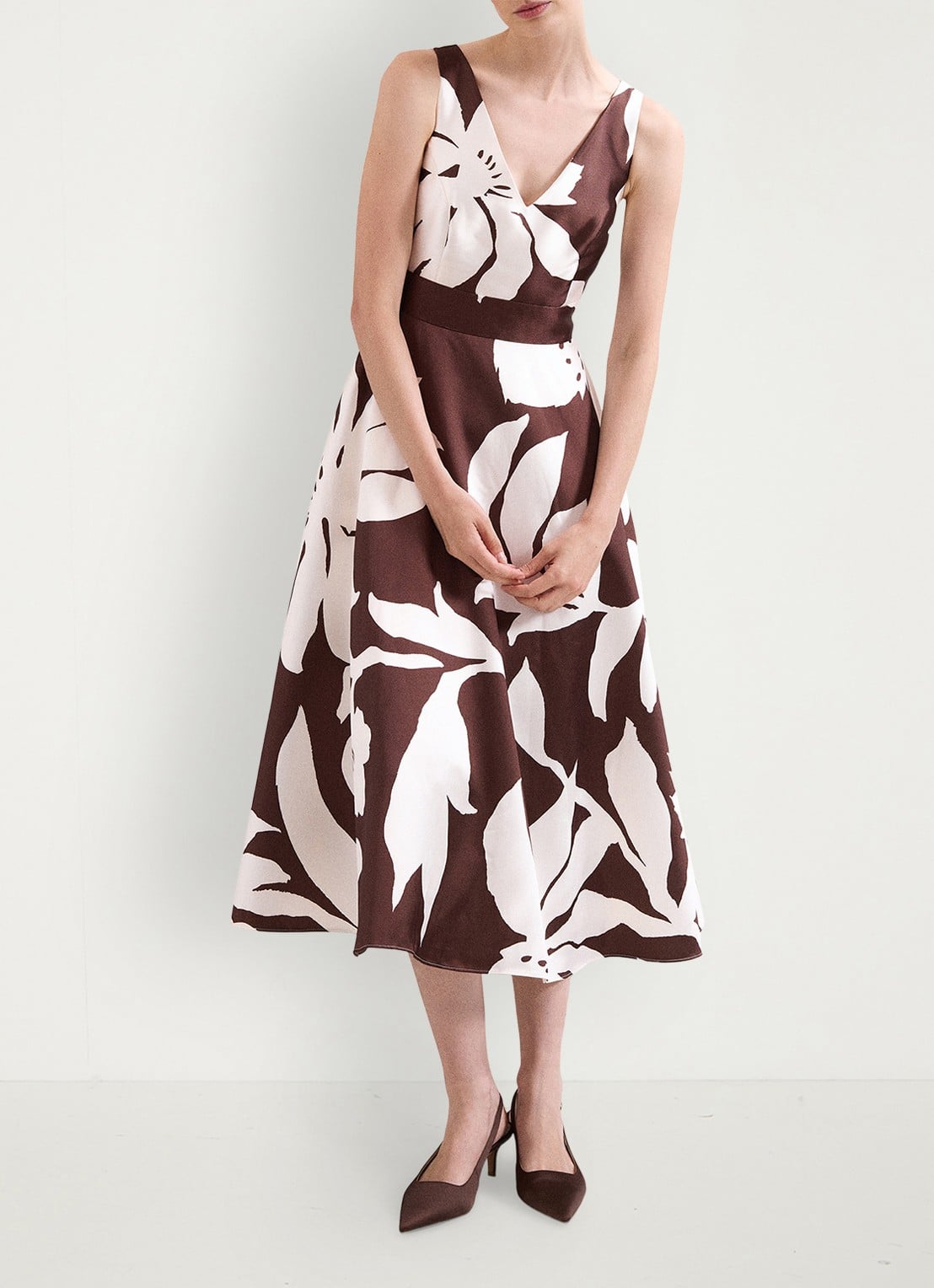 Phase Eight Delicia midi jurk met bloemenprint - voorkant 2 chocoladebruin