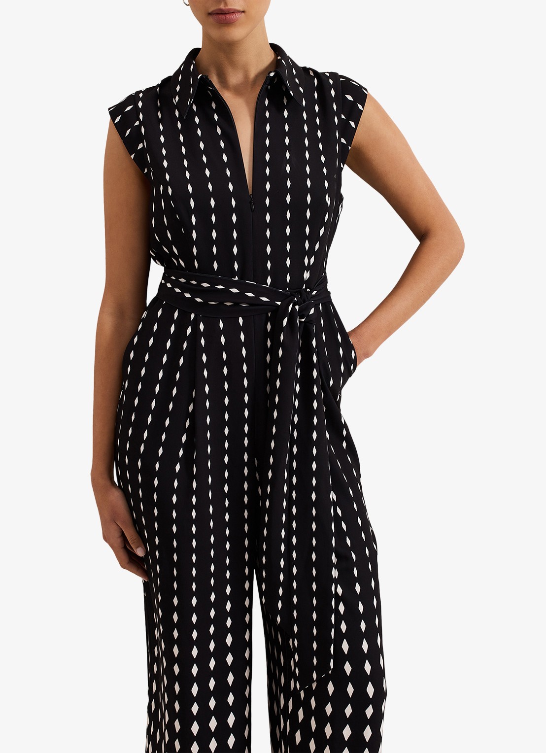 Phase Eight Delina wide fit jumpsuit met strikceintuur - detail 4 zwart