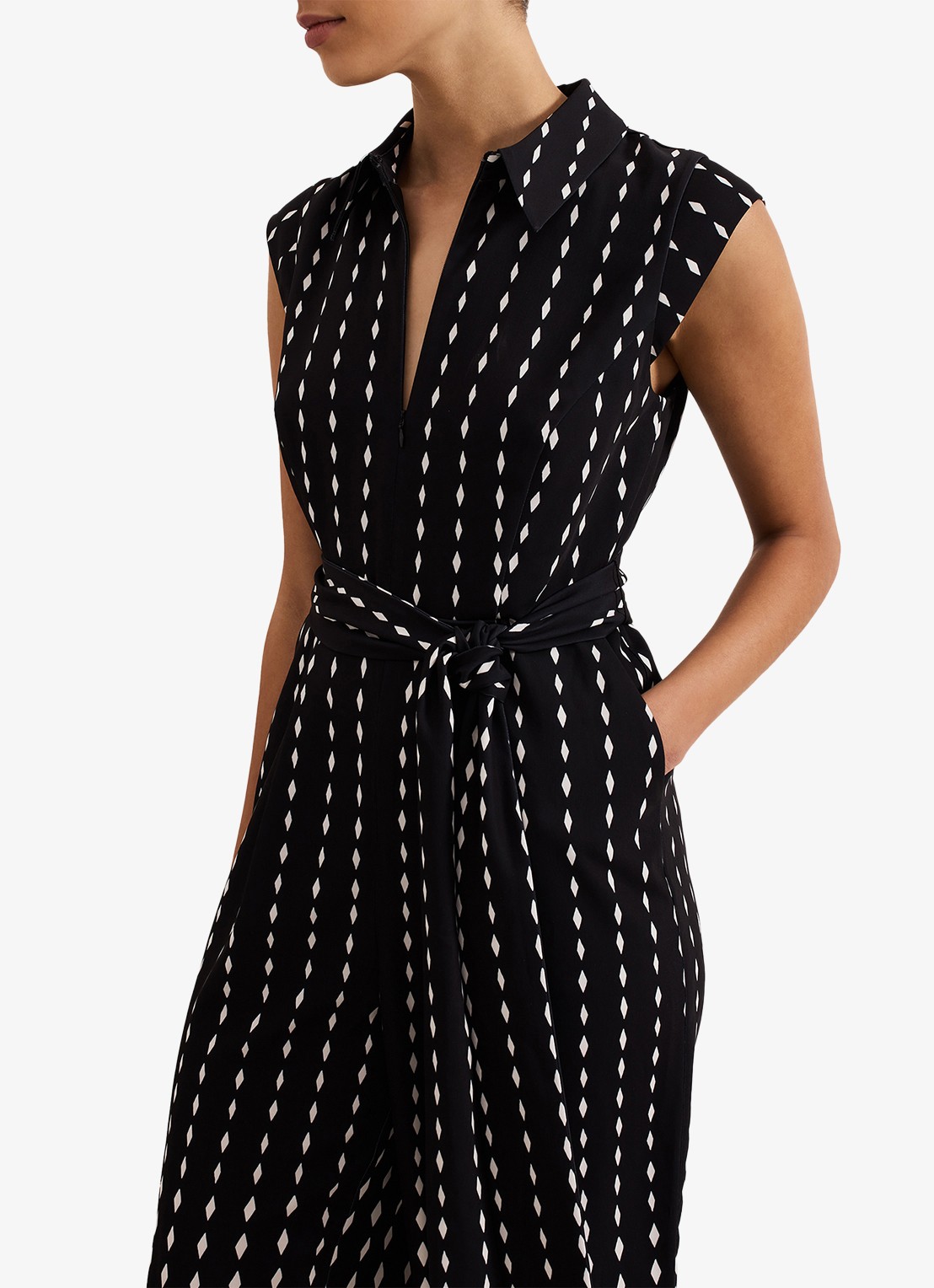 Phase Eight Delina wide fit jumpsuit met strikceintuur - detail 6 zwart