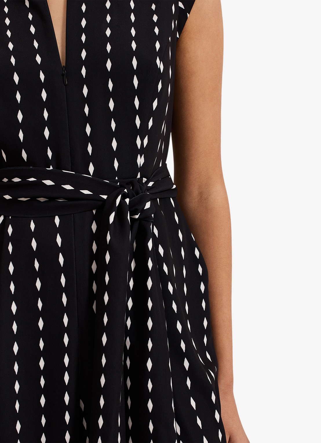 Phase Eight Delina wide fit jumpsuit met strikceintuur - detail 7 zwart