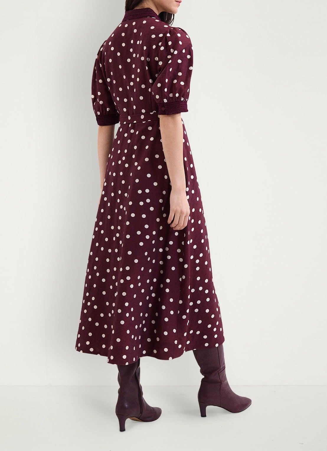 Phase Eight Delphine midi blousejurk met stippenprint en strikceintuur - achterkant 3 burgundy