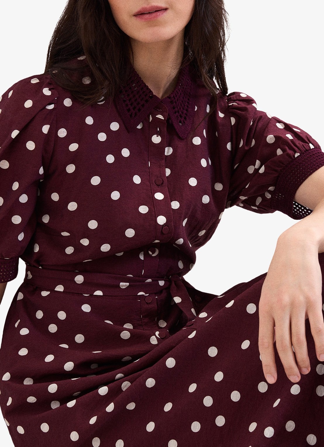 Phase Eight Delphine midi blousejurk met stippenprint en strikceintuur - detail 6 burgundy