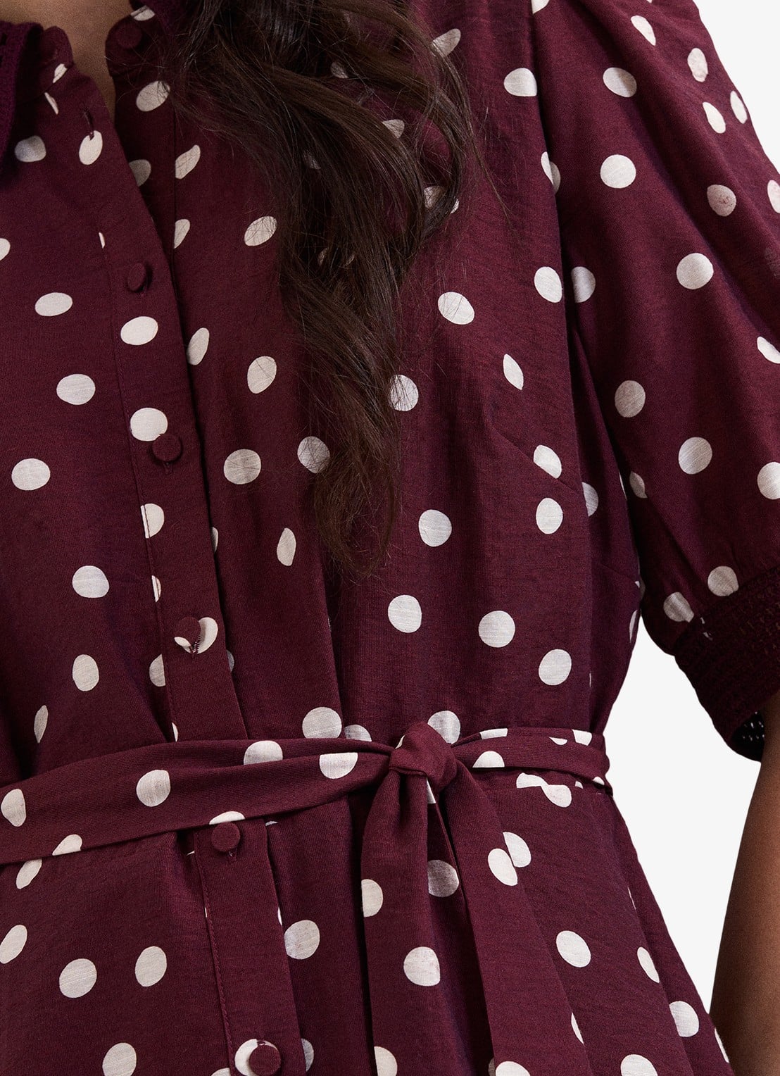 Phase Eight Delphine midi blousejurk met stippenprint en strikceintuur - detail 7 burgundy