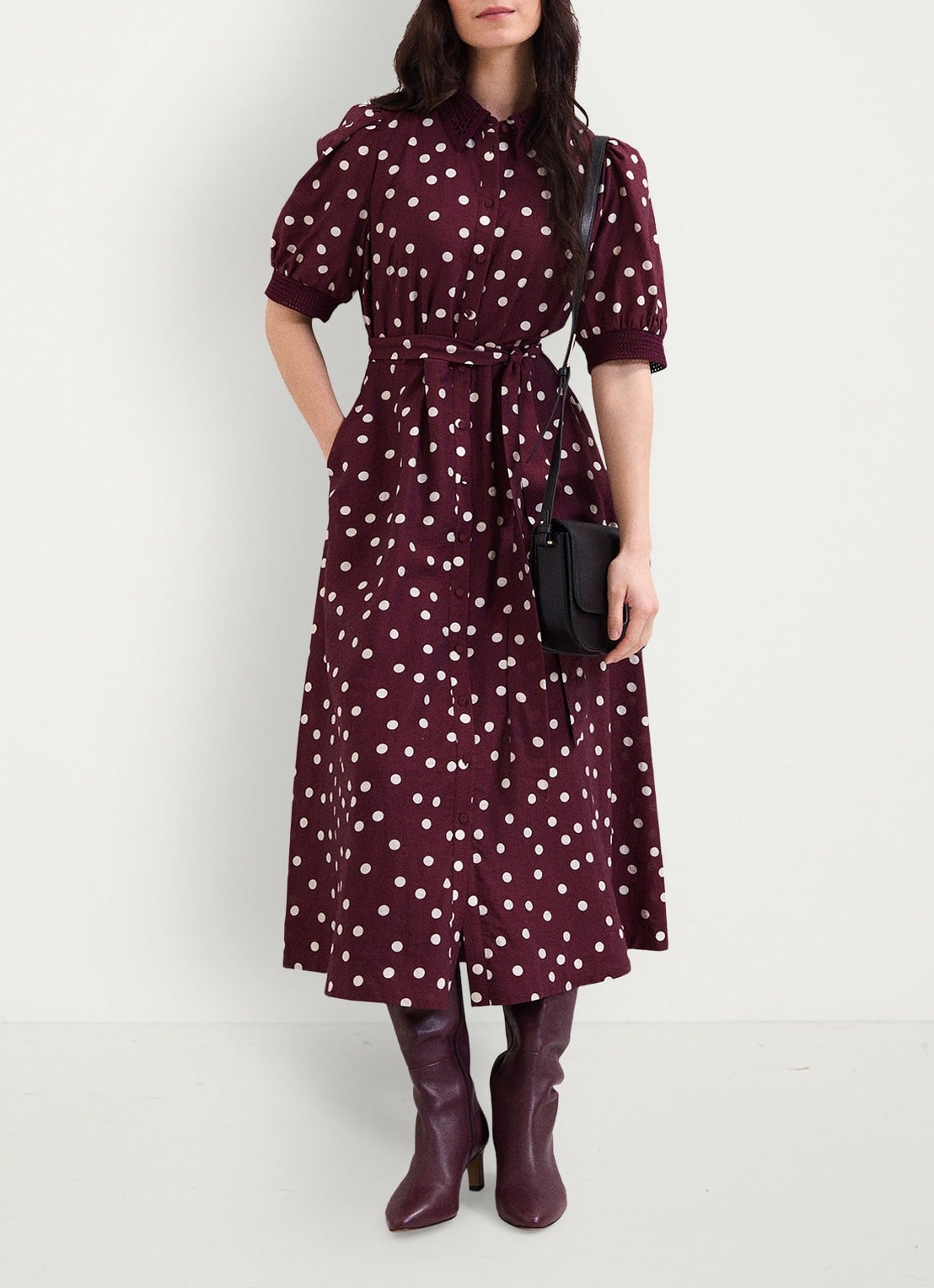 Phase Eight Delphine midi blousejurk met stippenprint en strikceintuur - voorkant 2 burgundy