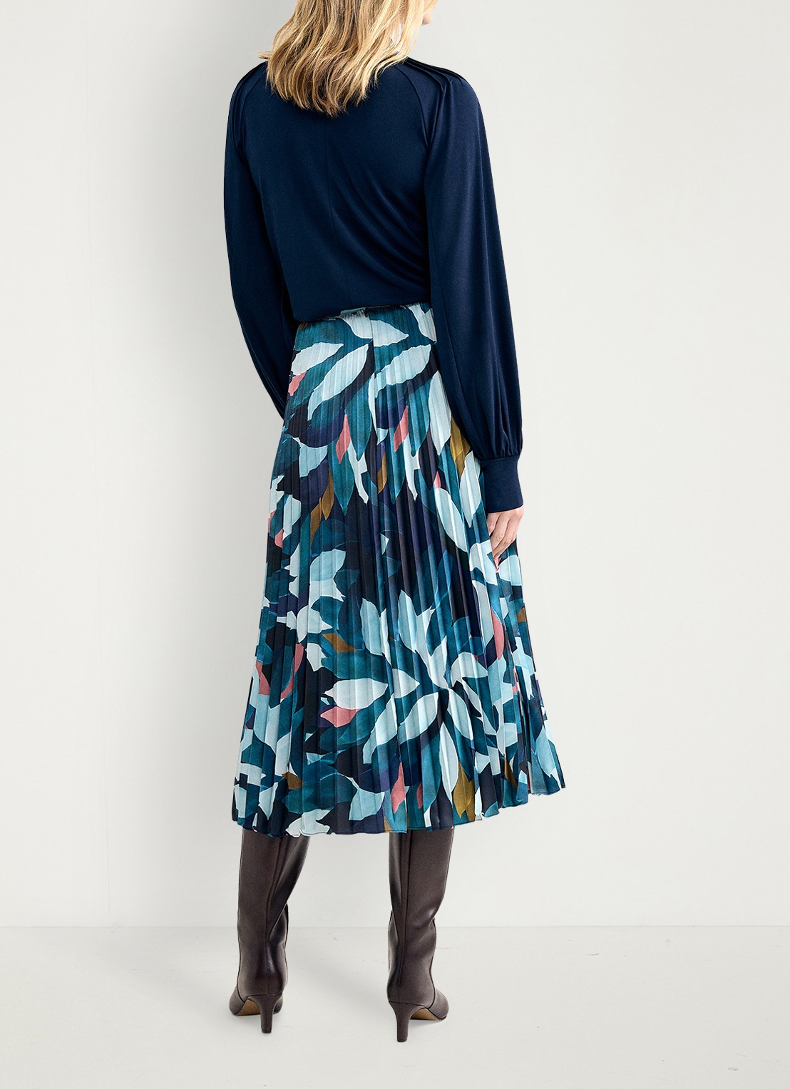 Phase Eight Ebony midi rok met bloemenprint en plooien - achterkant 3 donkerblauw