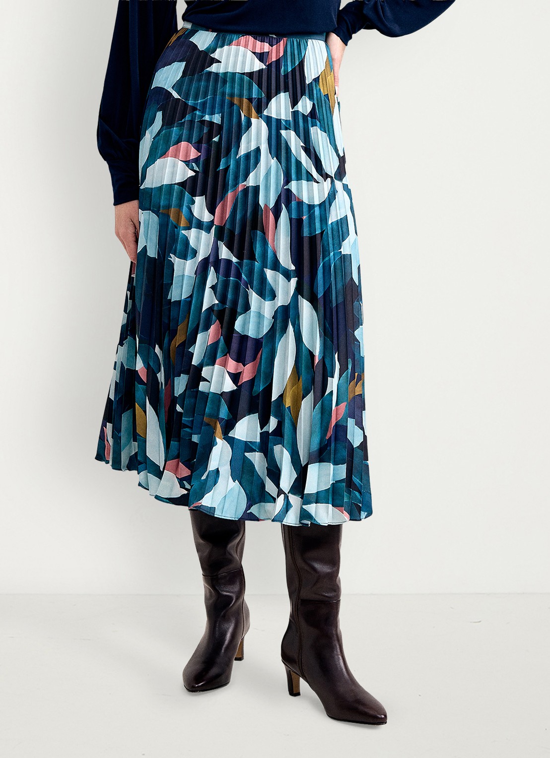 Phase Eight Ebony midi rok met bloemenprint en plooien - detail 4 donkerblauw