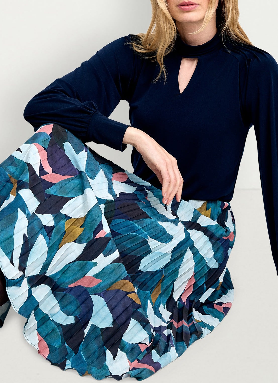 Phase Eight Ebony midi rok met bloemenprint en plooien - detail 5 donkerblauw