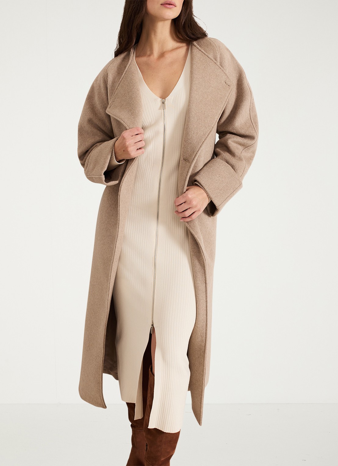 Phase Eight Ella fijngebreide midi jurk met split - detail 3 beige