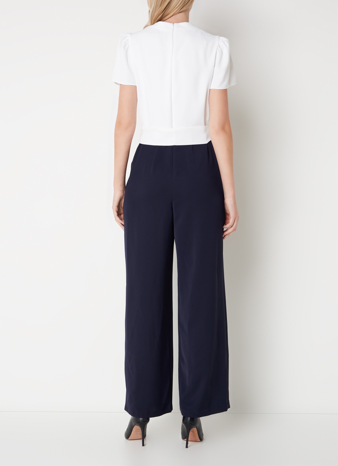 Phase Eight Eloise wide fit jumpsuit met V-hals en strikceintuur - achterkant 2 donkerblauw