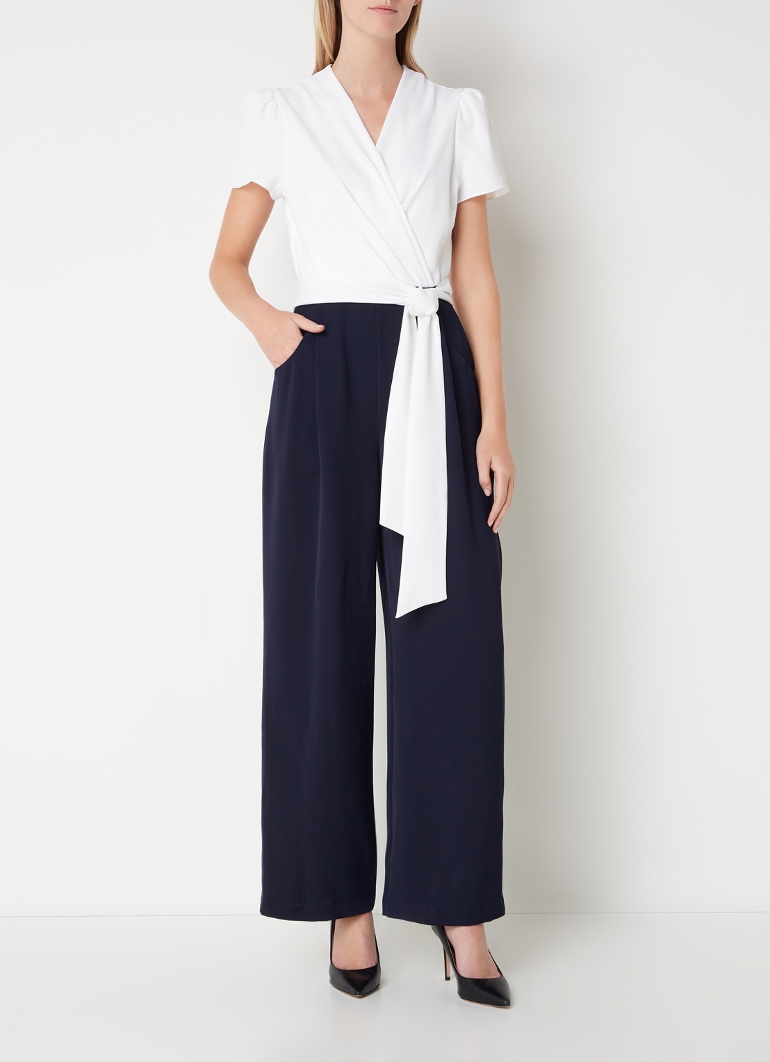 Phase Eight Eloise wide fit jumpsuit met V-hals en strikceintuur - detail donkerblauw