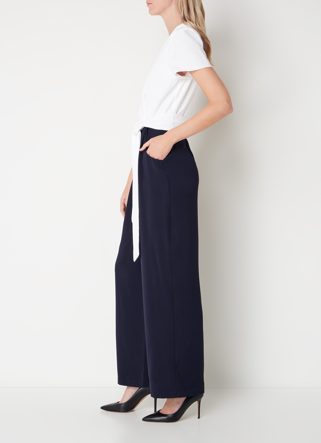Phase Eight Eloise wide fit jumpsuit met V-hals en strikceintuur - voorkant 4 donkerblauw