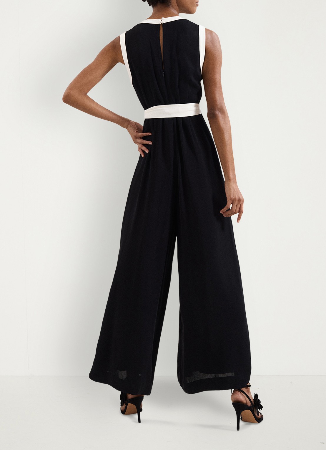 Phase Eight Elowen wide fit jumpsuit net strikceintuur - achterkant 2 zwart
