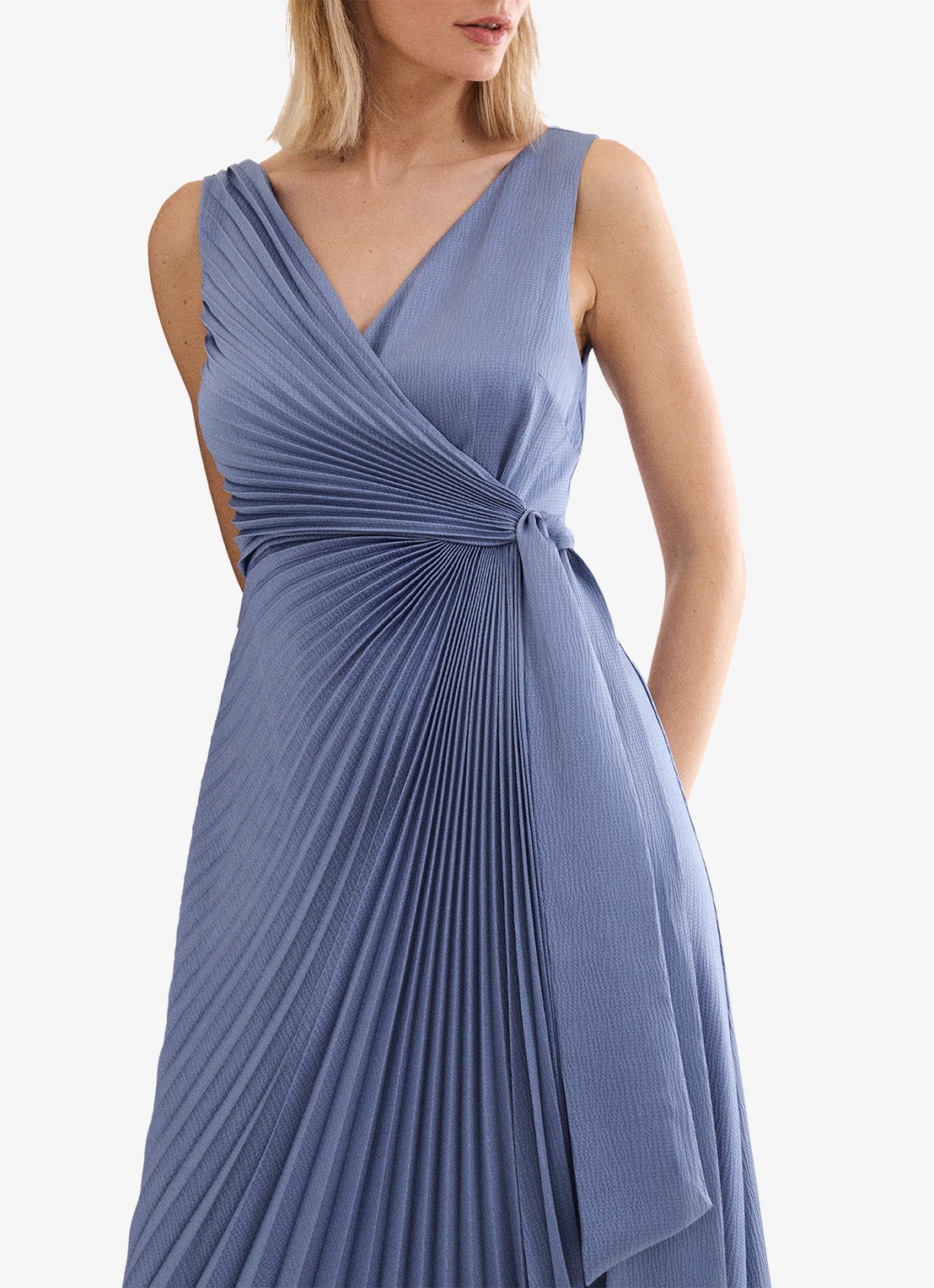 Phase Eight Emlyn maxi wikkeljurk met plooien - detail 5 lichtblauw