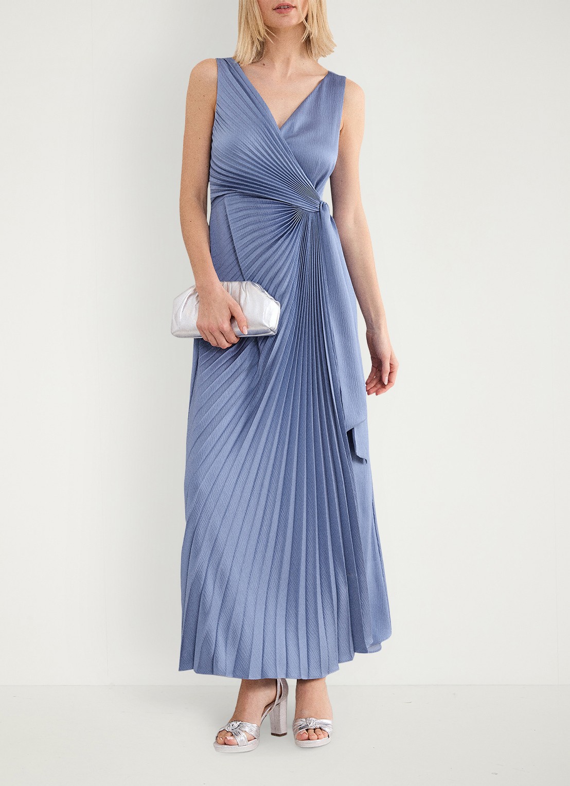 Phase Eight Emlyn maxi wikkeljurk met plooien - voorkant 2 lichtblauw