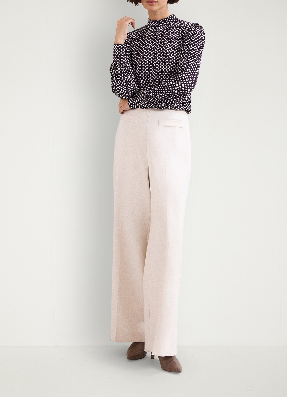 Phase Eight Esme blouse met stippenprint - voorkant 2 paars