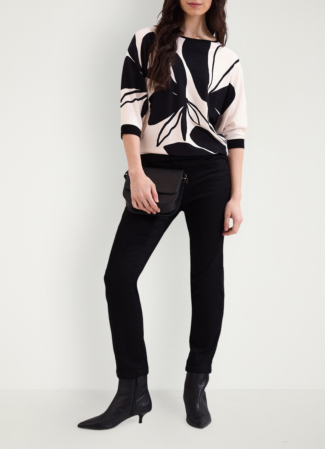 Phase Eight Faith Floral fijngebreide trui met print - voorkant 2 zwart
