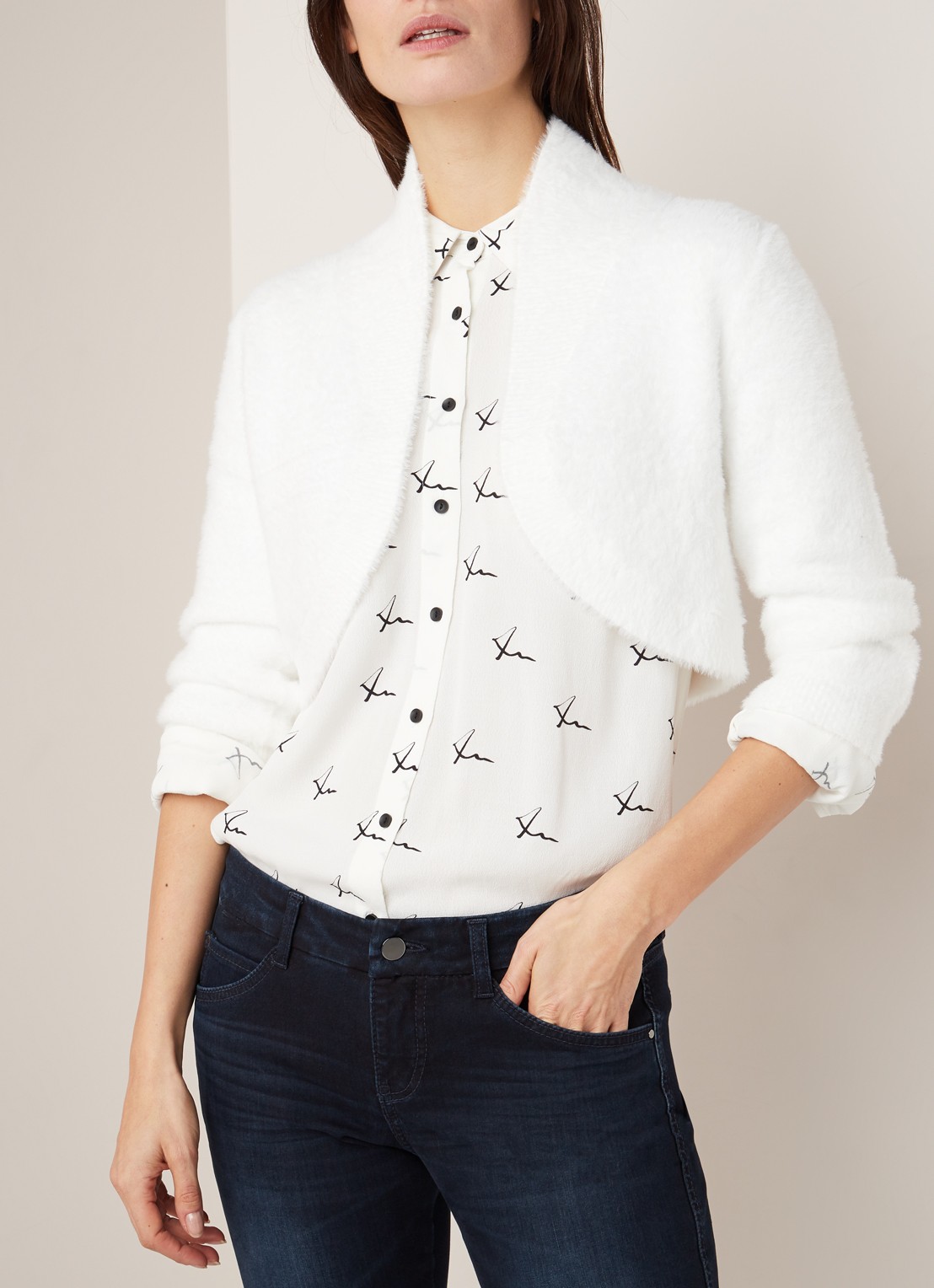 Phase Eight Fay Fluffy bolero met driekwart mouw - detail 4 ivoor