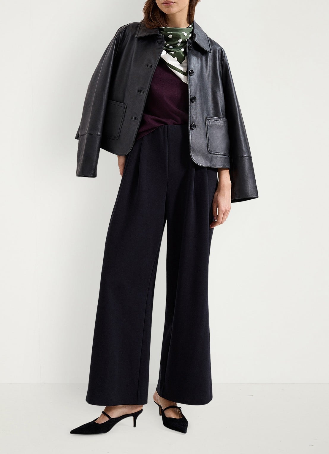 Phase Eight Florence high waist pantalon met plooien - voorkant 7 zwart