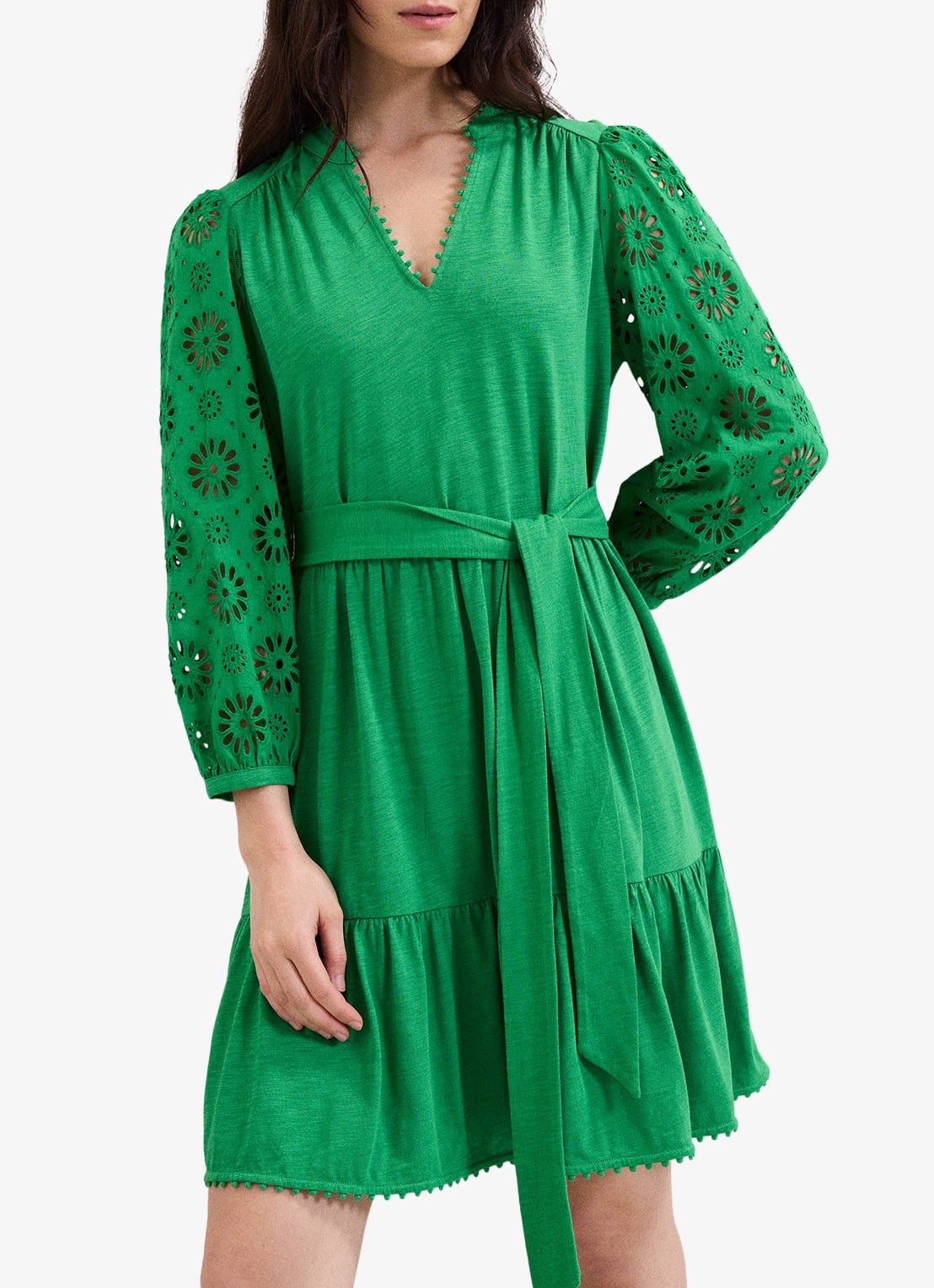 Phase Eight Florie mini jurk met strikceintuur en opengewerkt dessin - detail 4 green