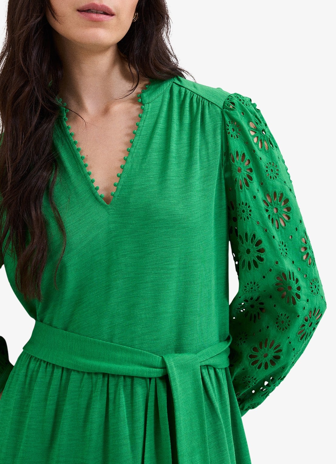 Phase Eight Florie mini jurk met strikceintuur en opengewerkt dessin - detail 5 green