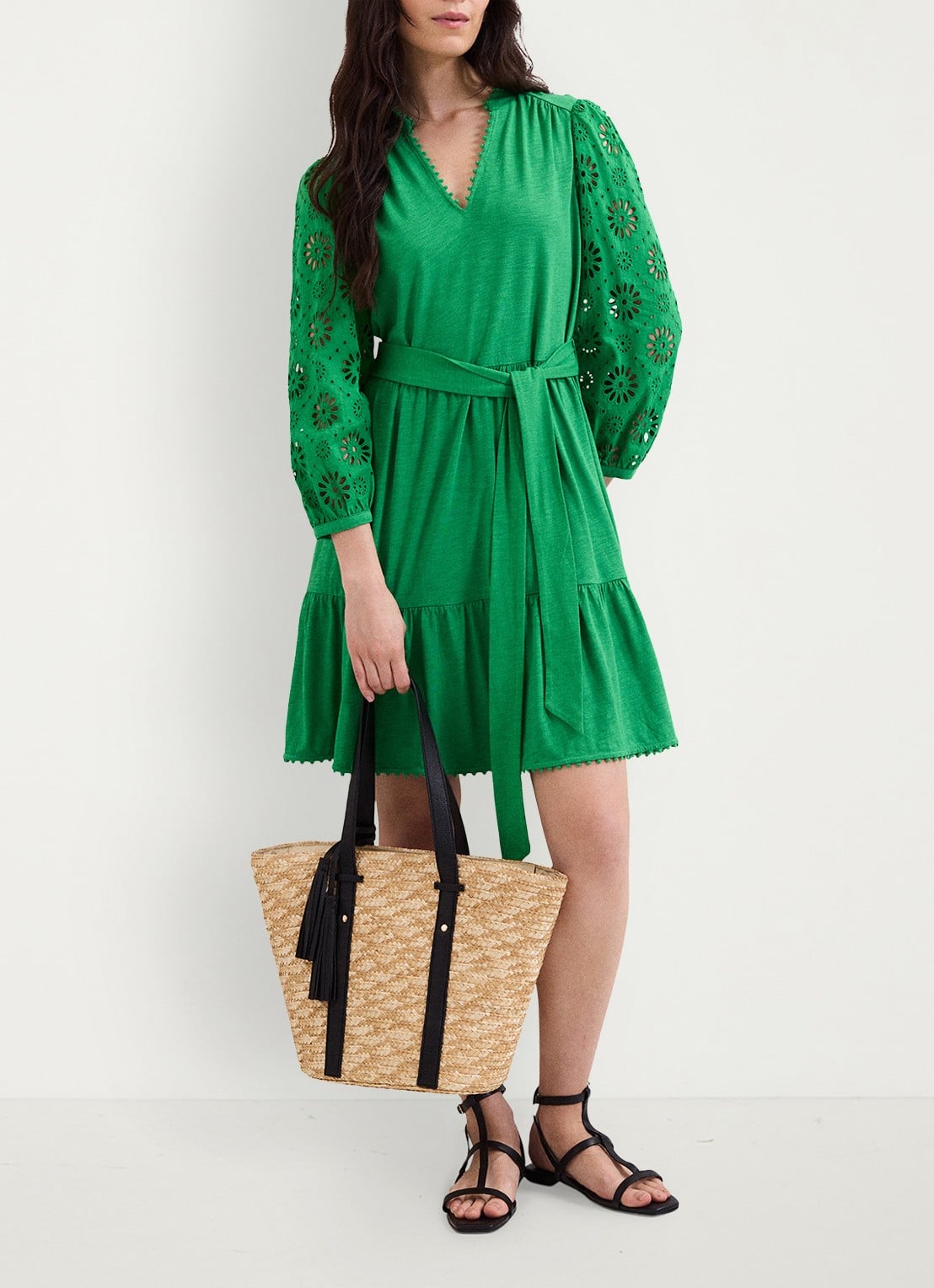 Phase Eight Florie mini jurk met strikceintuur en opengewerkt dessin - voorkant 3 green