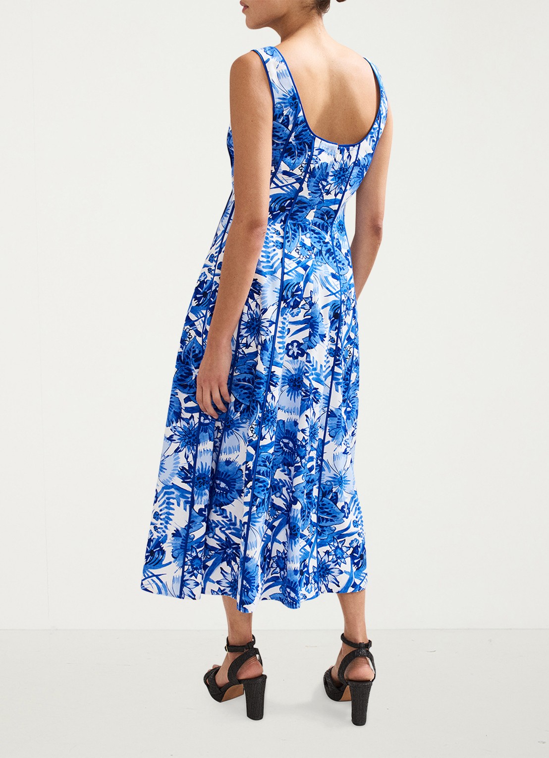 Phase Eight Goldie mouwloze midi jurk met bloemenprint - achterkant 7 blauw
