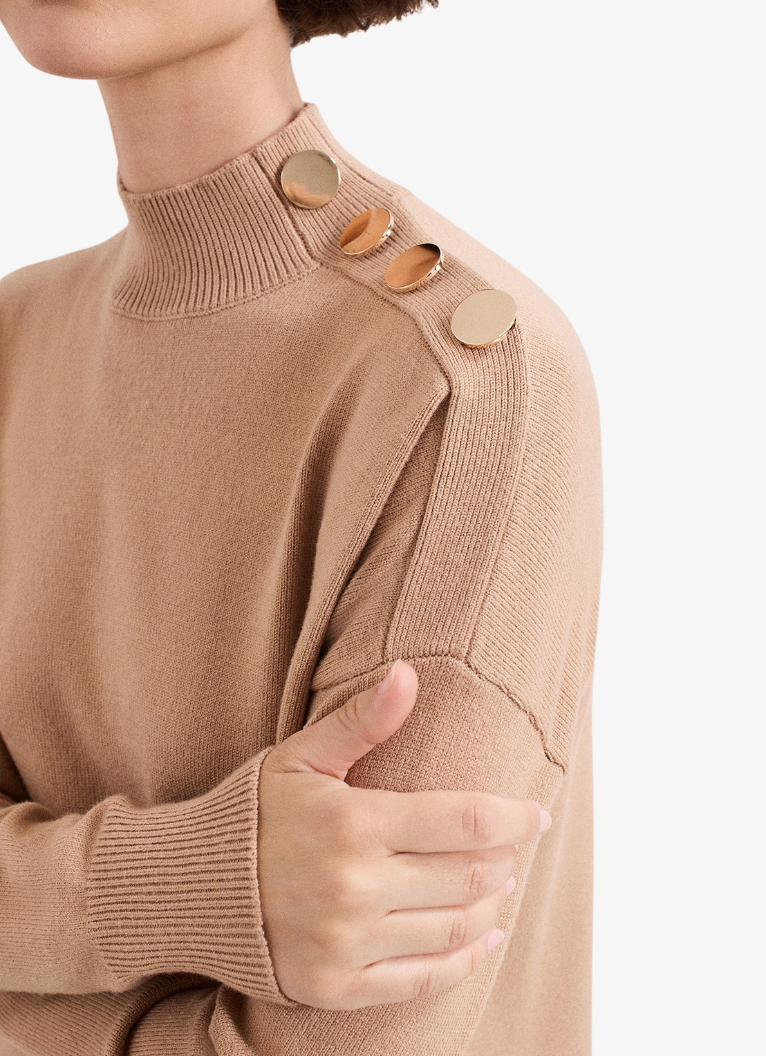 Phase Eight Holly fijngebreide trui met knoopdetail en col - detail 5 camel
