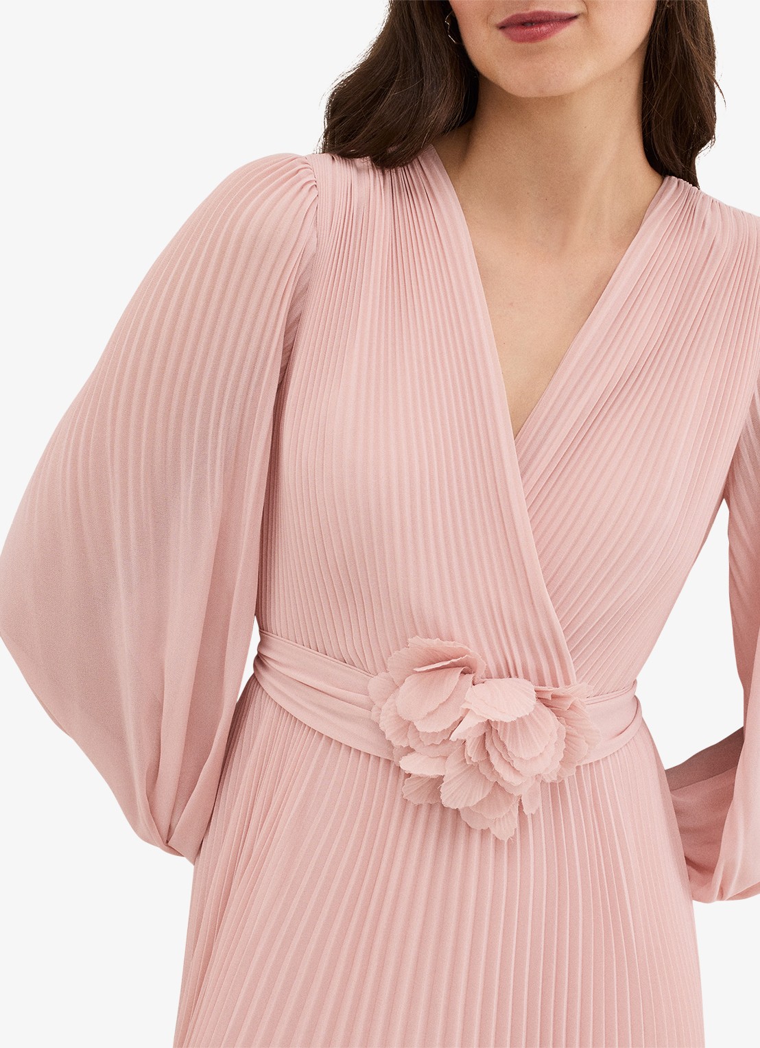 Phase Eight Isadora maxi jurk met plissé en strikceintuur - detail 6 lichtroze