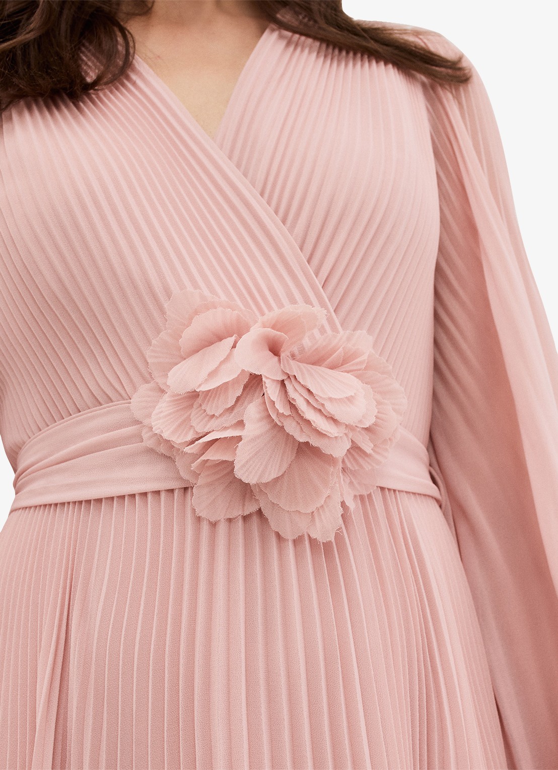 Phase Eight Isadora maxi jurk met plissé en strikceintuur - detail 7 lichtroze