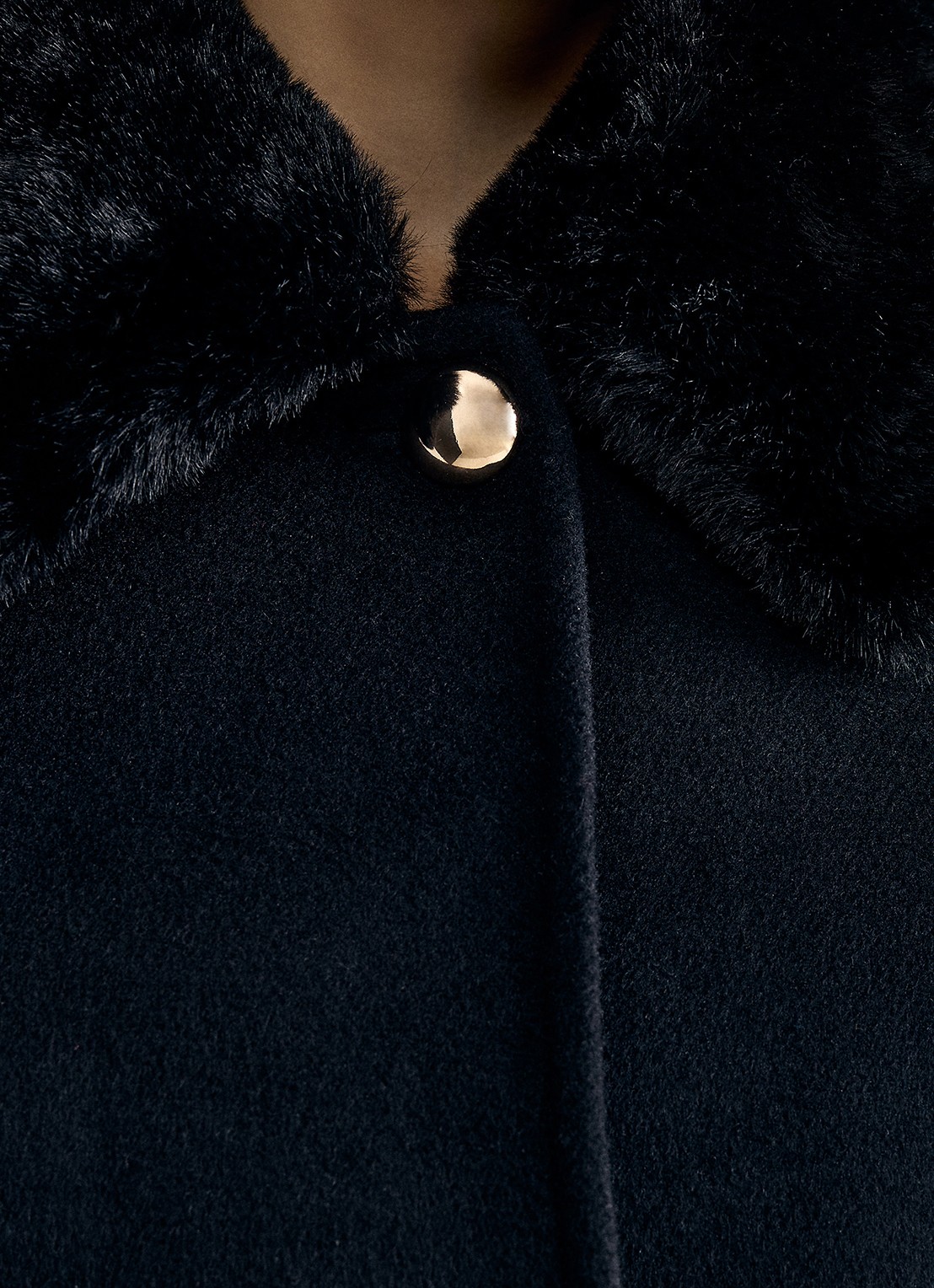 Phase Eight Issy mantel met kraag van imitatiebont   - detail 3 zwart